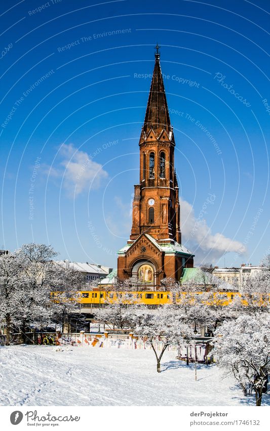 Winterstimmung im Görlitzer Park mit Blick auf Kirche und Hochbahn Muster abstrakt Urbanisierung Hauptstadt Textfreiraum rechts Textfreiraum links Coolness