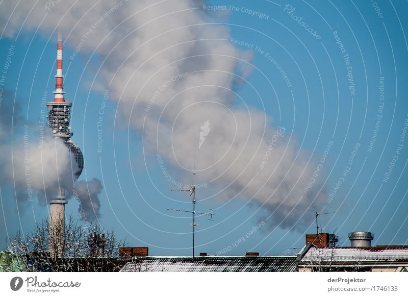 Fernsehturm in Berlin mit Rauchhwolken aus Schornsteinen Muster abstrakt Urbanisierung Hauptstadt Textfreiraum rechts Textfreiraum links Coolness