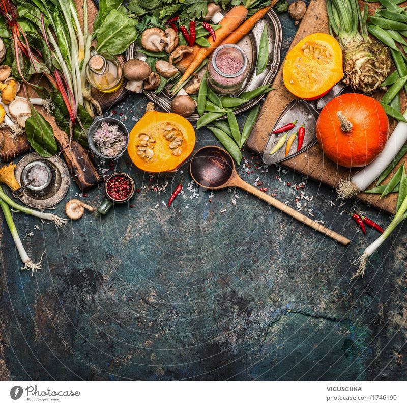 Kürbis mit vegetarischen Zutaten Lebensmittel Gemüse Kräuter & Gewürze Öl Ernährung Bioprodukte Vegetarische Ernährung Diät Slowfood Geschirr