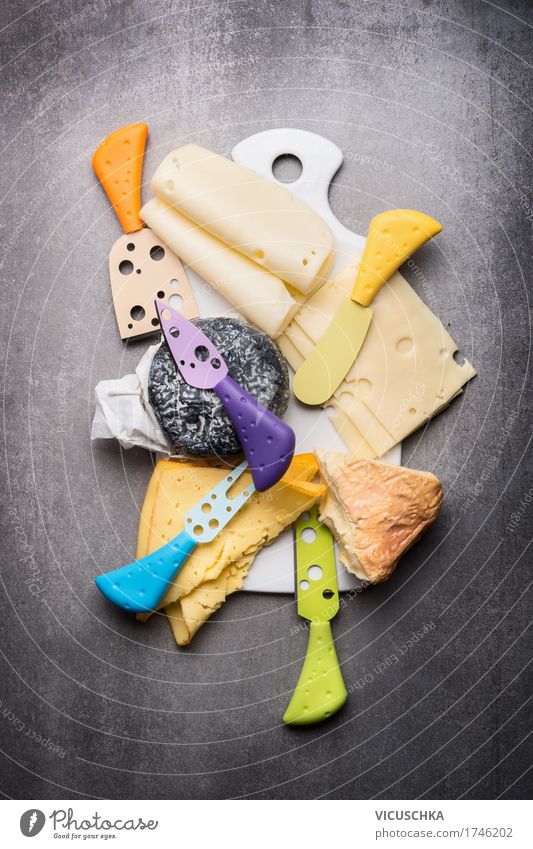 Käseplatte Lebensmittel Milcherzeugnisse Ernährung Messer Stil Design gelb Schneidebrett Foodfotografie Essen Käsemesser Auswahl Käsescheibe Farbfoto