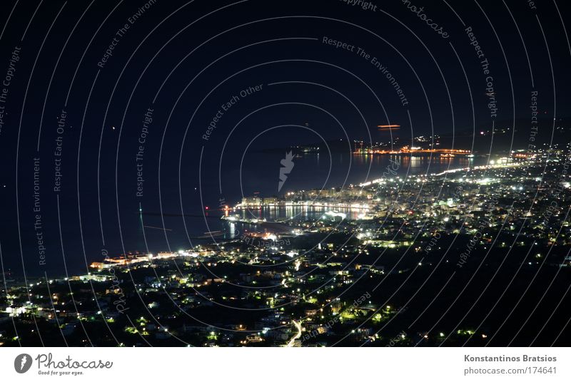 Nachtansicht einer Hafenstadt Farbfoto Außenaufnahme Menschenleer Textfreiraum links Textfreiraum oben Textfreiraum Mitte Hintergrund neutral Lichterscheinung