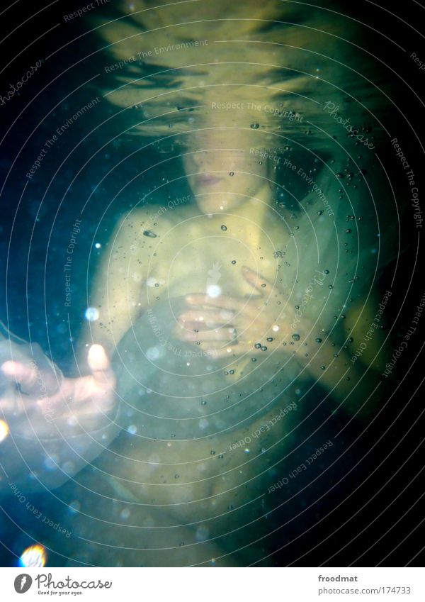 yellow submarine Farbfoto mehrfarbig Unterwasseraufnahme Kunstlicht Blitzlichtaufnahme Oberkörper elegant Joggen Schwimmbad Mensch feminin Junge Frau
