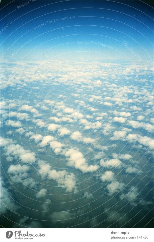 planet caravan Farbfoto Außenaufnahme Lomografie Tag Starke Tiefenschärfe Vogelperspektive Luftverkehr Raumfahrt Himmel Wolken Horizont Schönes Wetter
