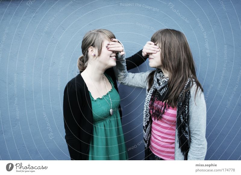 unerkannt Farbfoto Außenaufnahme Textfreiraum links Tag feminin Freundschaft Jugendliche Arme 2 Mensch Schal brünett beobachten berühren entdecken Lächeln