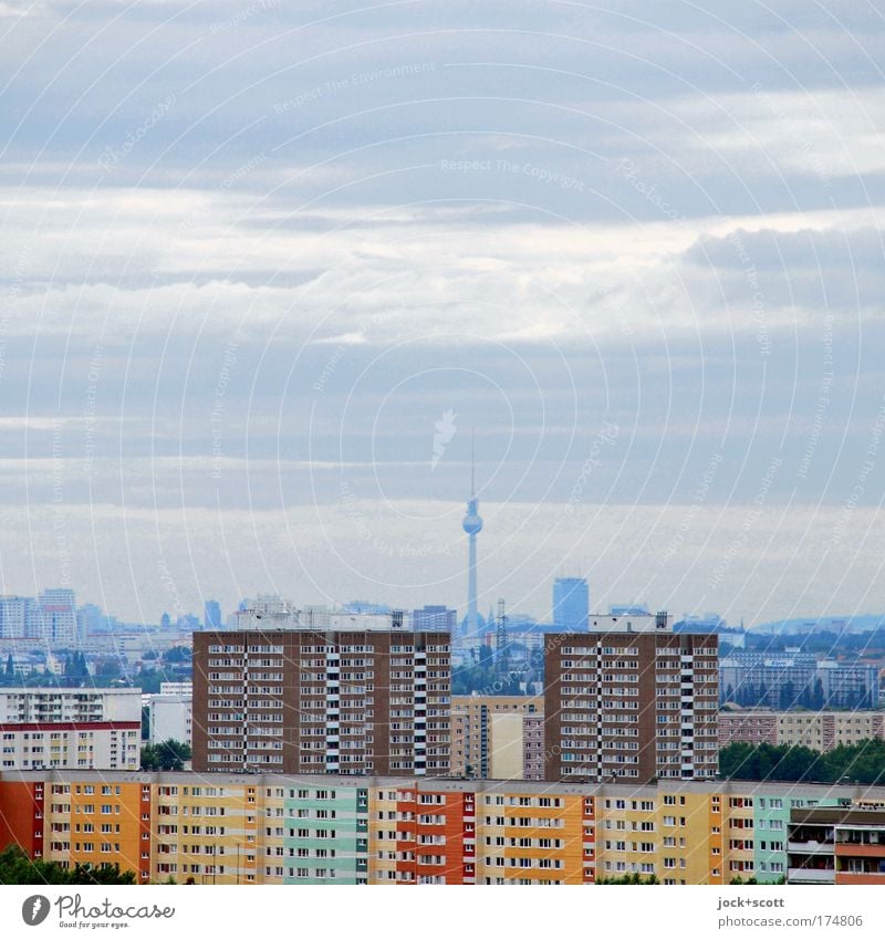 platte Aussicht auf Berlin Wolken Klimawandel Hauptstadt Skyline Plattenbau Wohnhochhaus Fassade Wahrzeichen Berliner Fernsehturm authentisch Ferne oben