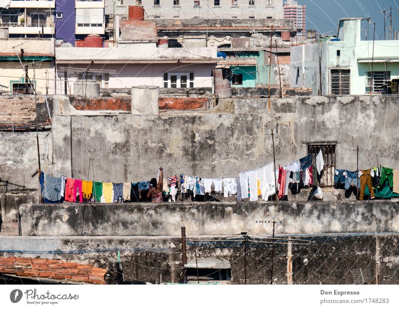 Waschtag Häusliches Leben Mensch feminin Frau Erwachsene Mutter 1 Stadt überbevölkert Haus Mauer Wand Fassade Balkon Terrasse Bekleidung Armut Havanna Kuba