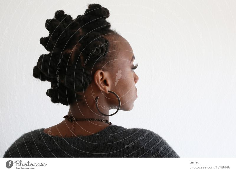 . feminin 1 Mensch Pullover Schmuck Ohrringe Halskette Haare & Frisuren schwarzhaarig langhaarig Afro-Look beobachten Denken Blick lernen warten außergewöhnlich