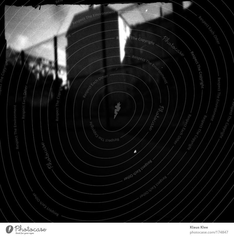 THE NOISE GOES AROUND ::::::. Schwarzweißfoto Außenaufnahme Experiment abstrakt Menschenleer Tag Schatten Kontrast Kunst Luft Bundesadler Haus Gebäude Denkmal