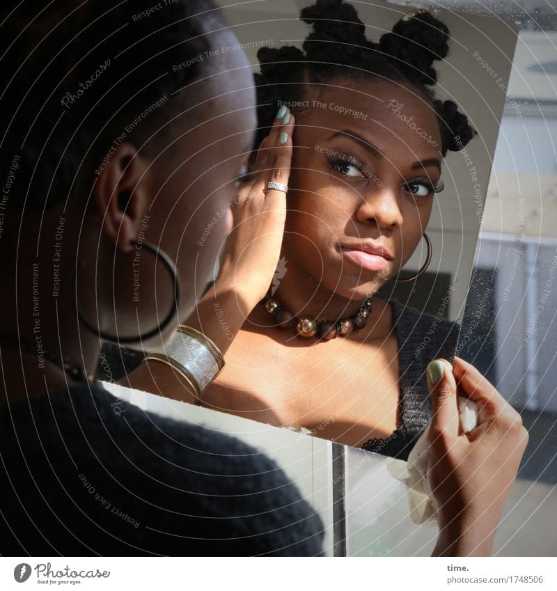 . Stil schön feminin 1 Mensch Schmuck Ohrringe Armreif Halskette Haare & Frisuren schwarzhaarig kurzhaarig Spiegel beobachten Denken entdecken Blick Wärme