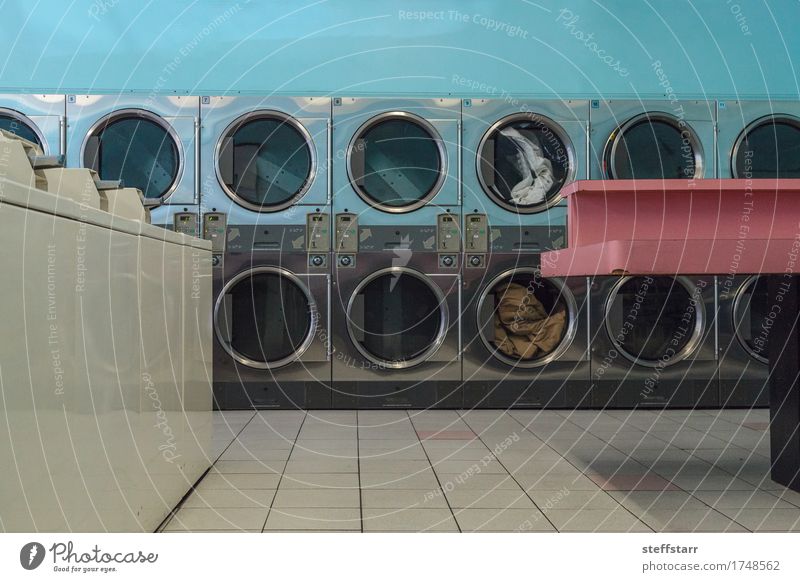 Waschen und Trocknen im Waschsalon Maschine Technik & Technologie Industrie Bekleidung T-Shirt Hemd Rock Hose Jeanshose Kleid Anzug Mantel Strümpfe Unterwäsche