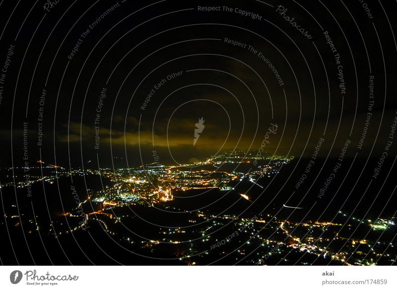 Meran - Zimmer mit Aussicht Farbfoto Außenaufnahme Textfreiraum oben Nacht Vogelperspektive Nachthimmel Horizont Skyline schwarz schön Perspektive Stadt