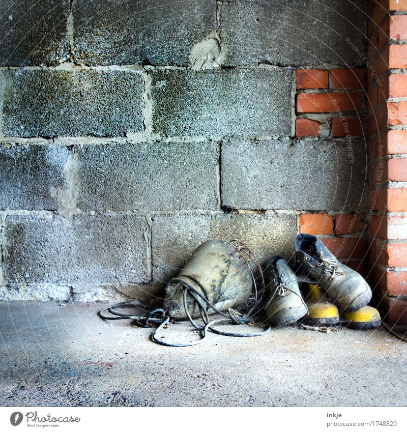 herumliegen und nichtstun Baustelle Handwerk Arbeitslosigkeit Ruhestand Feierabend Kabel Menschenleer Steinmauer Mauer Wand Arbeitsbekleidung Schuhe Stiefel