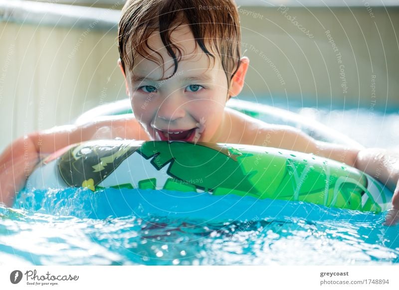 Netter Junge in aufblasbaren Ring Spaß im Schwimmbad haben Freude Glück Erholung Kind 1 Mensch Wasser genießen Lächeln lachen klein Gummi Aktion baden