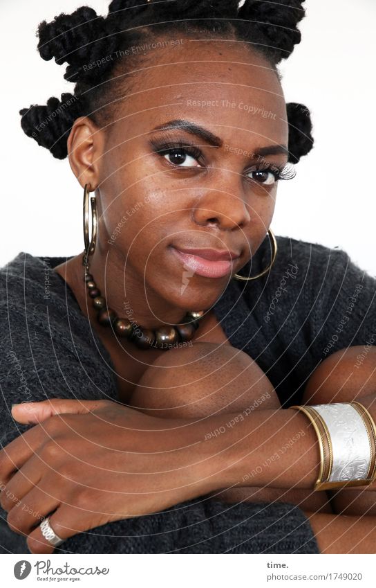 . feminin 1 Mensch Pullover Schmuck Ring Ohrringe Armreif Halskette Haare & Frisuren schwarzhaarig kurzhaarig beobachten Denken Blick sitzen warten
