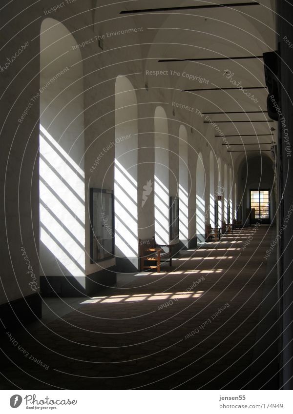 Lichteinfall Farbfoto Innenaufnahme Menschenleer Kontrast Sonnenlicht Kloster Fenster Flur ästhetisch Einsamkeit Nostalgie