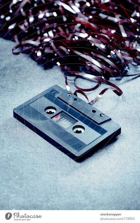 Alter Ton Musikkassette Audio Kassette c Kassette Klang Wirrwarr verwickelt schwarz veraltet Müll Trödel kaputt gebrochen Haufen Objektfotografie