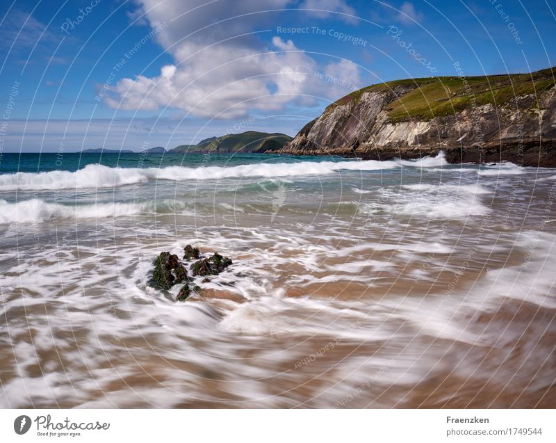 Wellen schlagen gegen einen Fels Ferien & Urlaub & Reisen Freiheit Sommer Sonne Strand Meer Schönes Wetter Wind Küste Bewegung Einsamkeit Energie Kraft Farbfoto