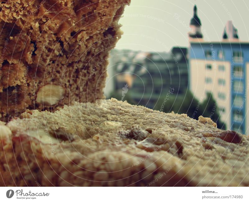 Früchtebrot mit Nüssen, mit Stadt im Hintergrund Brot Ernährung Haus Hochhaus Rathaus Gesellschaft (Soziologie) Reichtum in Lohn und Brot unser täglich Brot