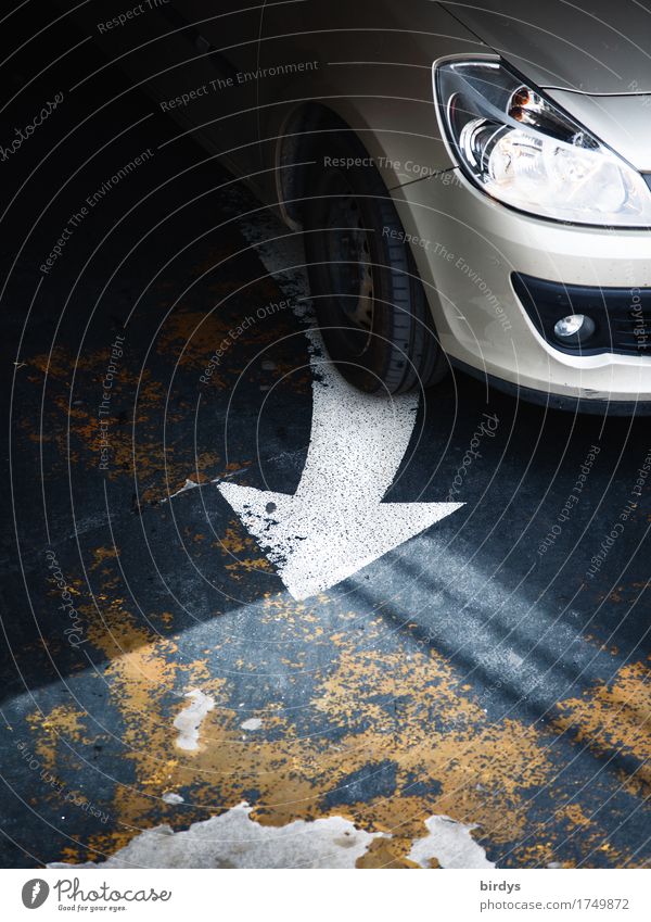 Kurvenlage Parkhaus Verkehr Autofahren PKW Zeichen Pfeil authentisch Bewegung Genauigkeit Geschwindigkeit Sicherheit Wege & Pfade Ziel richtungweisend Anschnitt
