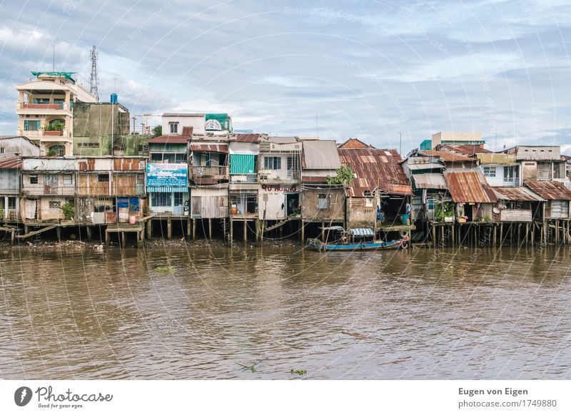 Häuser am Mekong Delta Saigon Hafenstadt Stadtrand Haus Hütte Gebäude Architektur Brücke Bootsfahrt Fischerboot Umwelt Umweltverschmutzung Umweltschutz Wachstum