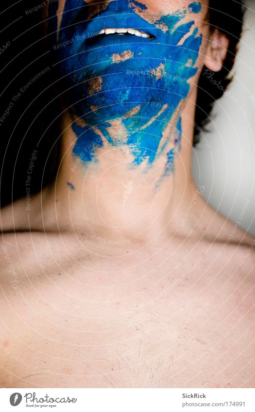 blue smile Farbfoto Studioaufnahme Experiment abstrakt Textfreiraum unten Kunstlicht Schatten Oberkörper Blick nach vorn Mensch maskulin Mann Erwachsene Körper