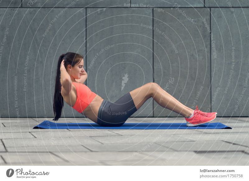 Athletische junge ausarbeitende Frau Lifestyle Körper Sommer Sport Yoga feminin Erwachsene 1 Mensch 18-30 Jahre Jugendliche brünett Fitness Bauchmuskeln Aktion