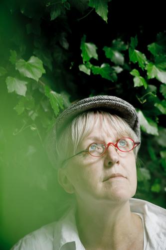 AST 9 | Bauer Lindemann ist Hans Mensch feminin Junge Frau Jugendliche Erwachsene Weiblicher Senior Kopf 1 45-60 Jahre Blick grün rot Brille nachdenklich Denken