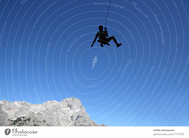 Spinne gegen Blau 1 Farbfoto Außenaufnahme Tag Silhouette Klettern Abenteuer Berge u. Gebirge Sport Bergsteigen Mensch Landschaft Wolkenloser Himmel Felsen