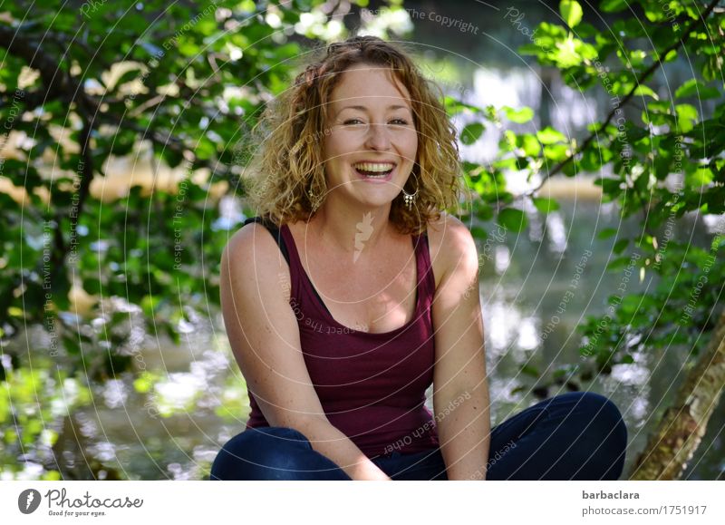 genießen | sonniger Sommertag feminin Frau Erwachsene 1 Mensch Natur Pflanze Wasser Sonne Schönes Wetter Sträucher Teich See blond Locken lachen Gefühle