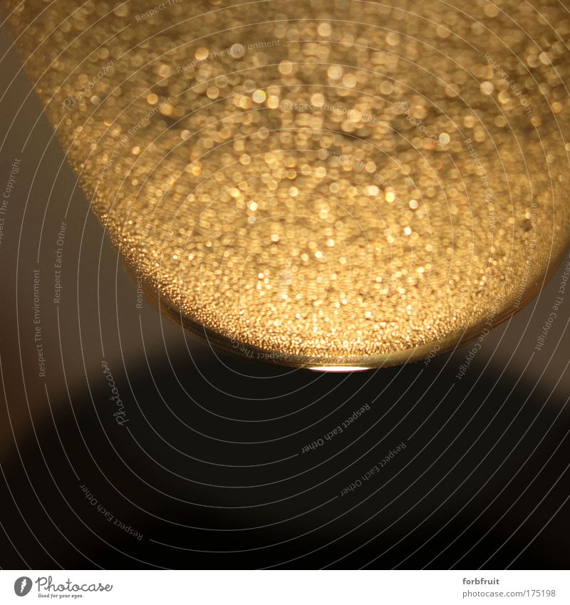 Gold im Glas Farbfoto Innenaufnahme Detailaufnahme Experiment Strukturen & Formen Textfreiraum unten Kunstlicht Reflexion & Spiegelung Lichterscheinung Low Key