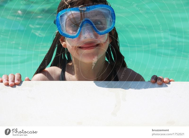 Mädchen mit Taucherbrille im Swimmingpool Mensch feminin Kind Kindheit Gesicht 1 8-13 Jahre Wasser Schwimmen & Baden Erholung tauchen blau grün Gefühle Glück