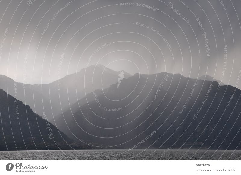 Gewitter Farbfoto Außenaufnahme Menschenleer Abend Schatten Silhouette Weitwinkel Landschaft Wasser Gewitterwolken Wetter Unwetter Seeufer Gardasee Italien