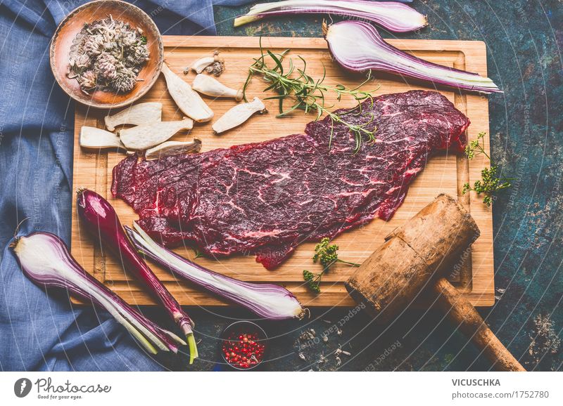 Fleisch für die Rinderrouladen mit Fleischklopfer Lebensmittel Gemüse Kräuter & Gewürze Ernährung Festessen Bioprodukte Geschirr Stil Design Tisch Küche
