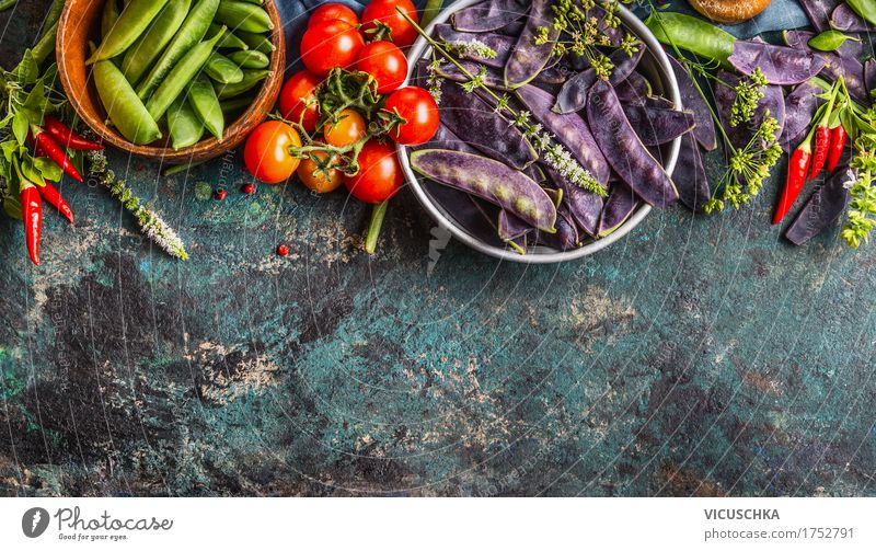 Grüne und lila Erbsenschoten in Schüsseln mit Zutaten Lebensmittel Gemüse Kräuter & Gewürze Ernährung Mittagessen Bioprodukte Vegetarische Ernährung Diät