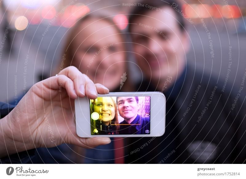 Glückliches Paar lächelnd unter Selbstporträt auf der Straße Freude Gesicht Telefon PDA Mensch Junge Frau Jugendliche Junger Mann Freundschaft 2 18-30 Jahre