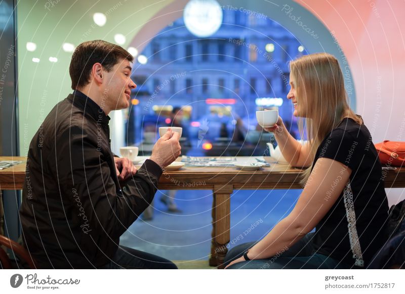 Mann und Frau plaudern bei einer Tasse Kaffee in einem Café oder Restaurant Getränk Heißgetränk Tee Erholung Sitzung sprechen Mensch Junge Frau Jugendliche