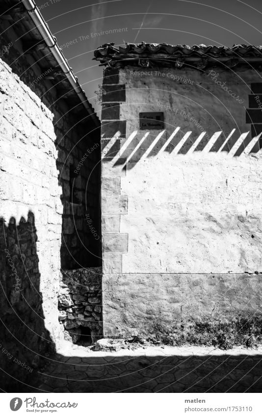 Dachschatten Dorf Stadtzentrum Menschenleer Haus Gebäude Mauer Wand Fassade Dachrinne eckig heiß hell Sparren Schwarzweißfoto Außenaufnahme abstrakt Muster