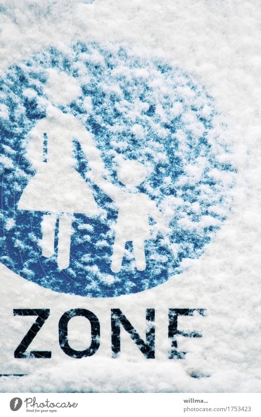 Mutter und Kind beim Wintespaziergang Schnee Verkehrszeichen Verkehrsschild Fußgänger Fußweg blau weiß Zone Fußgängerzone Mutter mit Kind winterlich