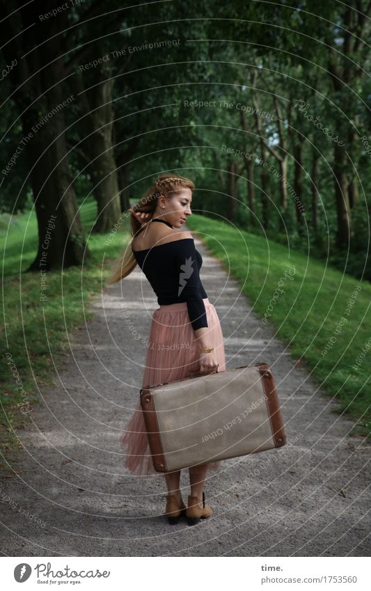 Frau mit Koffer auf einer Allee feminin 1 Mensch Schönes Wetter Baum Park Hemd Rock blond langhaarig beobachten drehen gehen Blick stehen warten schön
