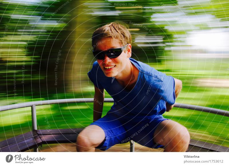 Jetzt geht´s rund Junge Kindheit 1 Mensch 13-18 Jahre Jugendliche Park T-Shirt Sonnenbrille drehen Lächeln lachen schaukeln Spielen leuchten Coolness frei