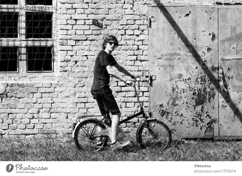 young boy - old bicycle Fahrradtour Fahrradfahren Industrie Junger Mann Jugendliche 1 Mensch 13-18 Jahre Fassade Stein Rost Backstein alt hässlich Stadt grau