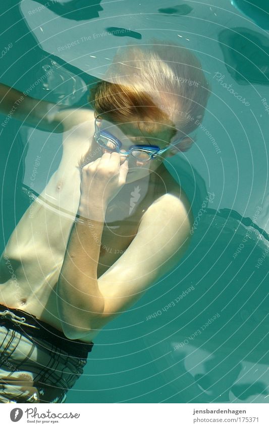 Abgetaucht Farbfoto Innenaufnahme Unterwasseraufnahme Tag Reflexion & Spiegelung Oberkörper Vorderansicht Wassersport Schwimmbad maskulin Kind Junge 1 Mensch