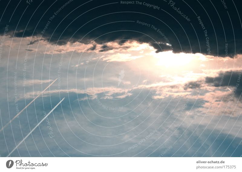 Flug ins Ungewisse Farbfoto Luftaufnahme Abend Himmel Wolken Gewitterwolken schlechtes Wetter Unwetter Luftverkehr Wolkenhimmel Sonnenuntergang Kondensstreifen