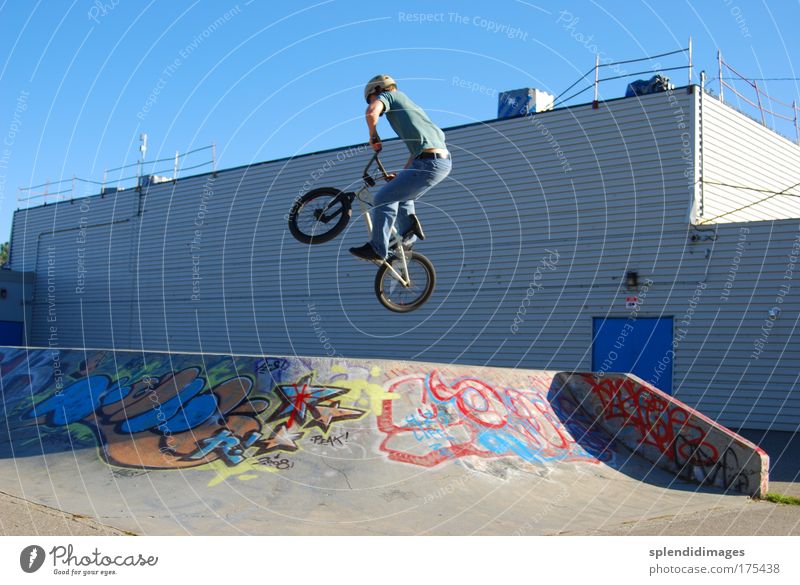 BMX-Sprung Farbfoto Außenaufnahme Tag Froschperspektive Weitwinkel Sport Fahrradfahren Rampe Skateplatz Junger Mann Jugendliche 18-30 Jahre Erwachsene Graffiti