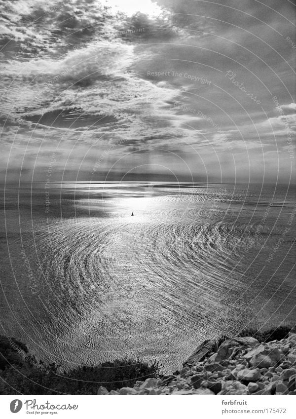 ……abgetrieben… Schwarzweißfoto Außenaufnahme Menschenleer Tag Licht Schatten Kontrast Reflexion & Spiegelung Sonnenlicht Sonnenstrahlen Panorama (Aussicht)