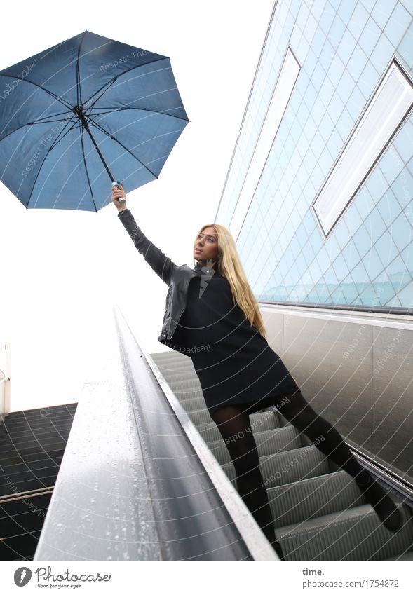 . Mauer Wand Treppe Rolltreppe Kleid Jacke Regenschirm blond langhaarig Bewegung festhalten stehen schön feminin Zufriedenheit Lebensfreude selbstbewußt Mut