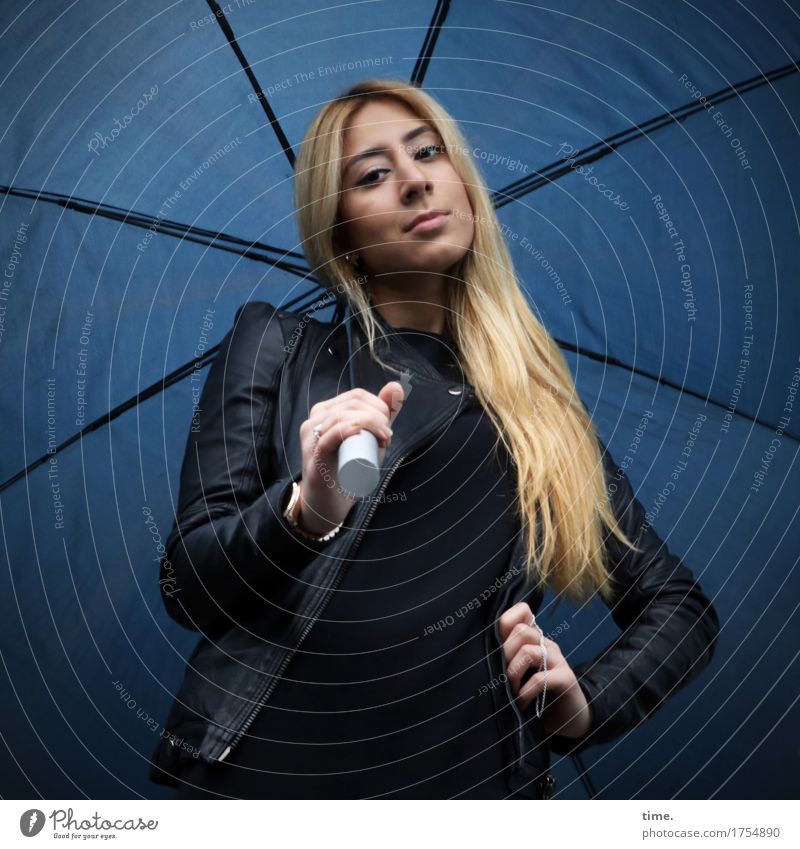 Pisa feminin 1 Mensch Pullover Jacke Lederjacke Regenschirm blond langhaarig beobachten Blick stehen warten schön selbstbewußt Willensstärke Mut Wachsamkeit