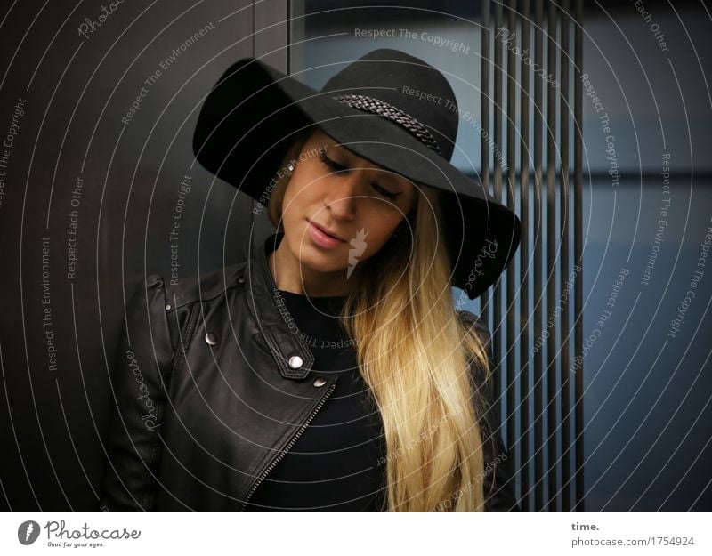 . feminin Frau Erwachsene 1 Mensch Verkehrsmittel Fahrstuhl Jacke Hut blond langhaarig beobachten Denken stehen warten schön selbstbewußt Sicherheit Wachsamkeit