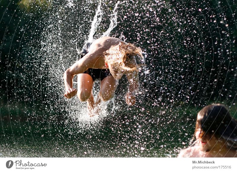 Wasserakrobatik Farbfoto Außenaufnahme Tag Sonnenlicht Schwache Tiefenschärfe Ganzkörperaufnahme geschlossene Augen Freude Spielen Wassersport springen