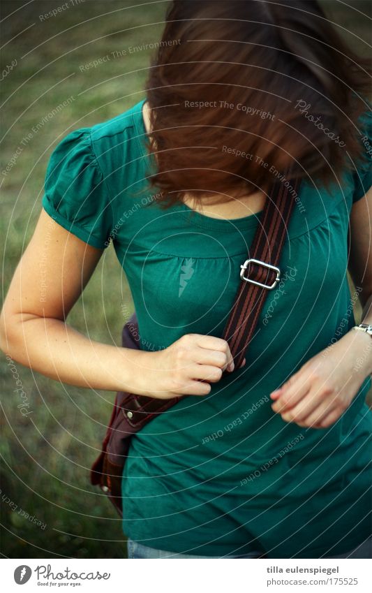 grün Farbfoto Außenaufnahme Dämmerung Oberkörper Vorderansicht Blick nach unten feminin Frau Erwachsene Leben 1 Mensch 18-30 Jahre Jugendliche Sommer Wiese